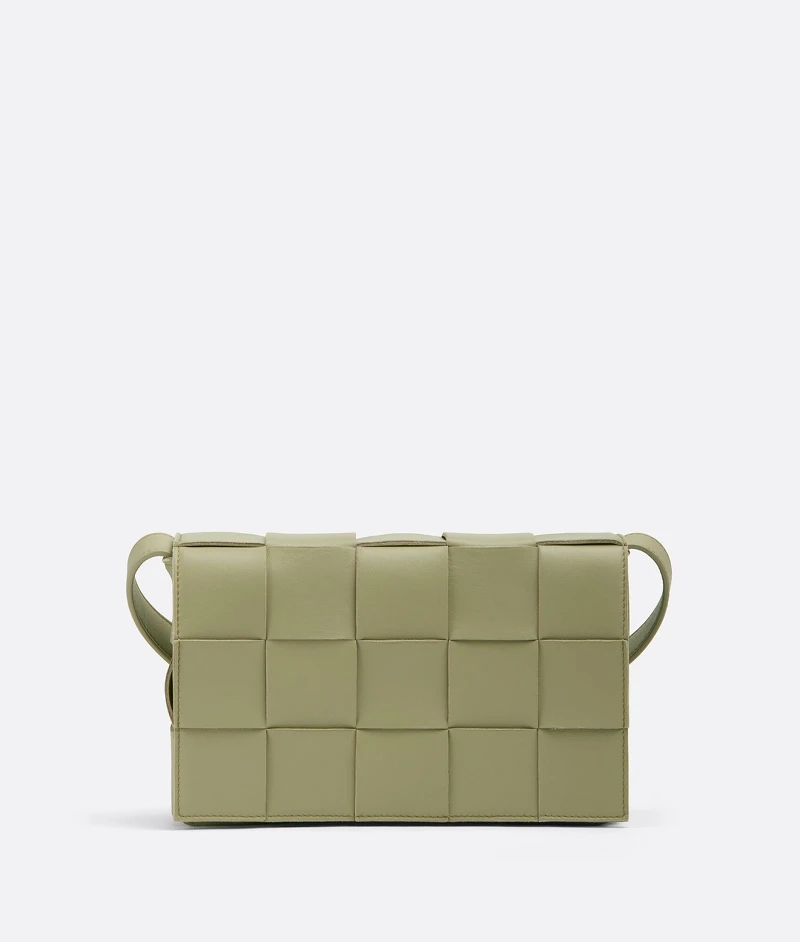 Bottega Veneta Cassette石灰棕編織斜背包,NT 77,800 Bottega Veneta Cassette石灰棕編織斜背包,NT 77,800
