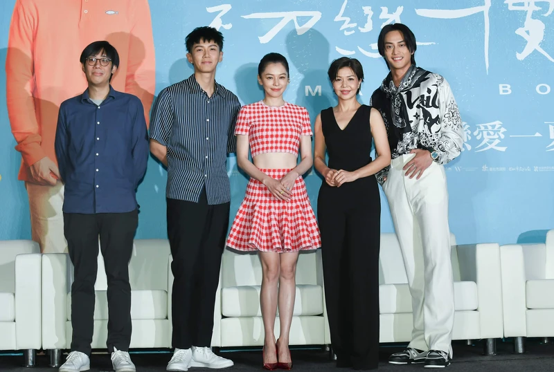 電影《初戀慢半拍》記者會,左起導演陳駿霖、柯震東、徐若瑄、于子育、范少勳 電影《初戀慢半拍》記者會,左起導演陳駿霖、柯震東、徐若瑄、于子育、范少勳