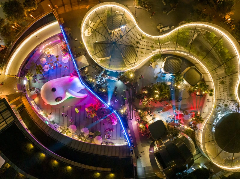 螢火晚會連續兩天嗨翻台中市民廣場!跟著15米高的外星怪獸躺草地、聽音樂、逛市集 螢火晚會連續兩天嗨翻台中市民廣場!跟著15米高的外星怪獸躺草地、聽音樂、逛市集