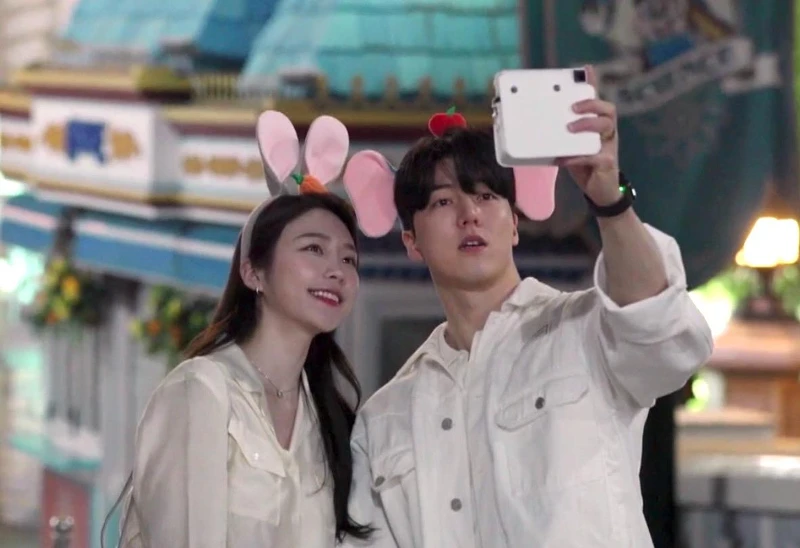 海恩與熙斗在遊樂園約會