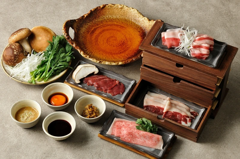 「山のももんじ鍋」是可享用到熊、鹿、野豬、牛肉野味的火鍋料理。 「山のももんじ鍋」是可享用到熊、鹿、野豬、牛肉野味的火鍋料理。