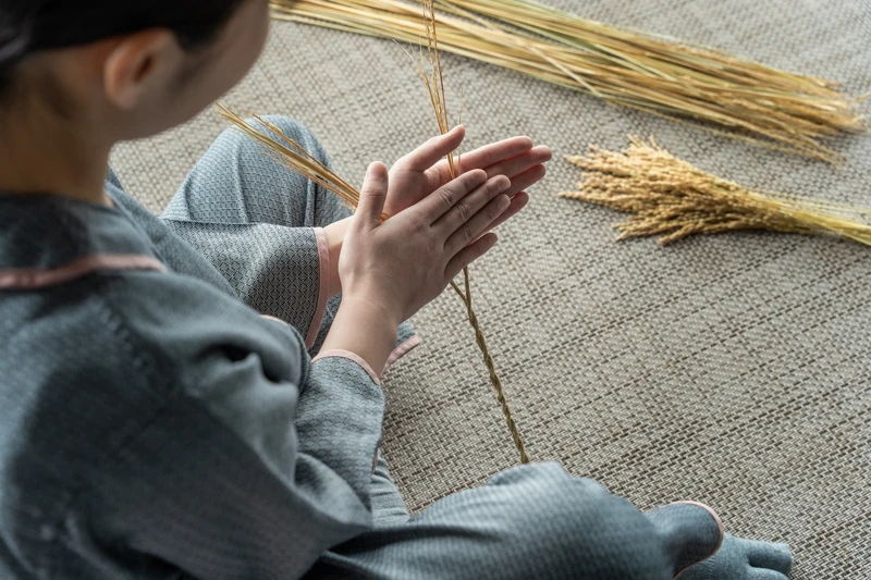 「界 由布院」當地樂活動為「搓稻草」製作護身符。 「界 由布院」當地樂活動為「搓稻草」製作護身符。