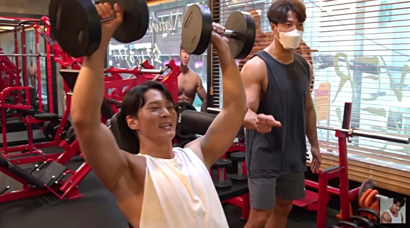 周元在金鍾國YT頻道分享健身