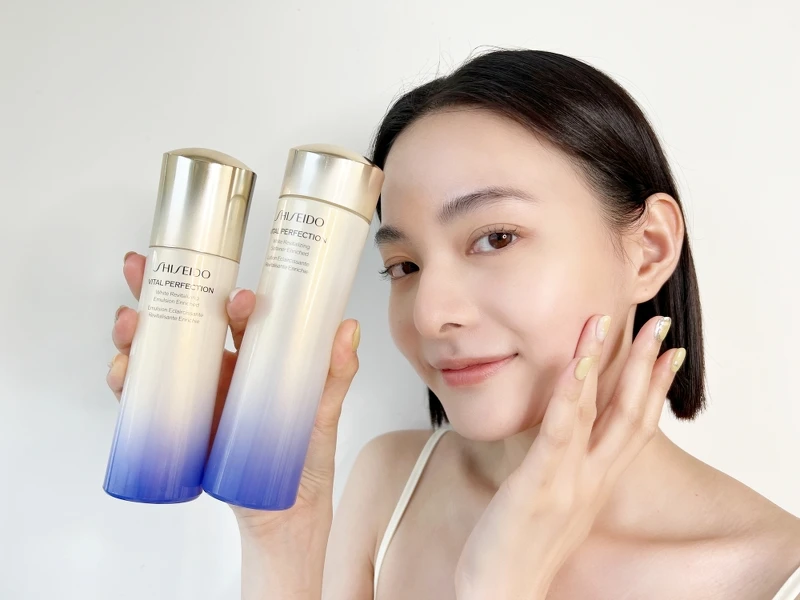 資生堂國際櫃「白金水」激抗痕亮采緊緻露與「白金乳」激抗痕亮采緊緻乳就是很適合水乳濕敷法的搭配。 資生堂國際櫃「白金水」激抗痕亮采緊緻露與「白金乳」激抗痕亮采緊緻乳就是很適合水乳濕敷法的搭配。