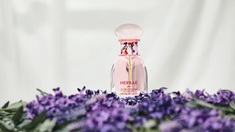 L’OCCITANE歐舒丹原野快樂鼠尾草淡香水情境照。