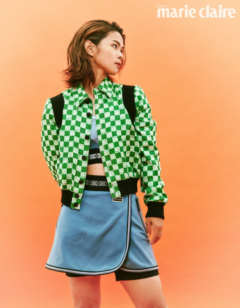 綠色格紋外套、淺藍色運動背心、淺藍色運動短褲,all by Louis Vuitton。 綠色格紋外套、淺藍色運動背心、淺藍色運動短褲,all by Louis Vuitton。