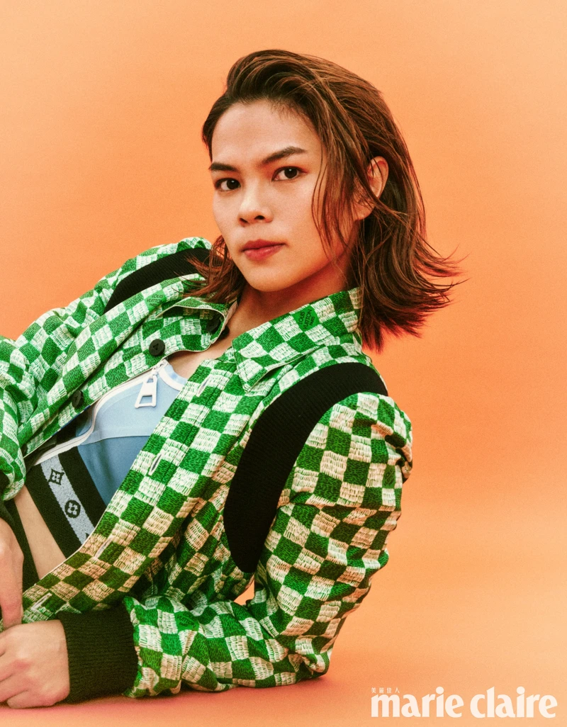 綠色格紋外套、淺藍色運動背心、淺藍色運動短褲,all by Louis Vuitton。 綠色格紋外套、淺藍色運動背心、淺藍色運動短褲,all by Louis Vuitton。