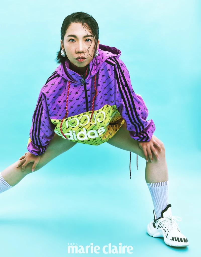 印花連帽外套、印花短褲,both by Gucci x adidas;耳環,Miu Miu;白色球鞋,Louis Vuitton。 印花連帽外套、印花短褲,both by Gucci x adidas;耳環,Miu Miu;白色球鞋,Louis Vuitton。