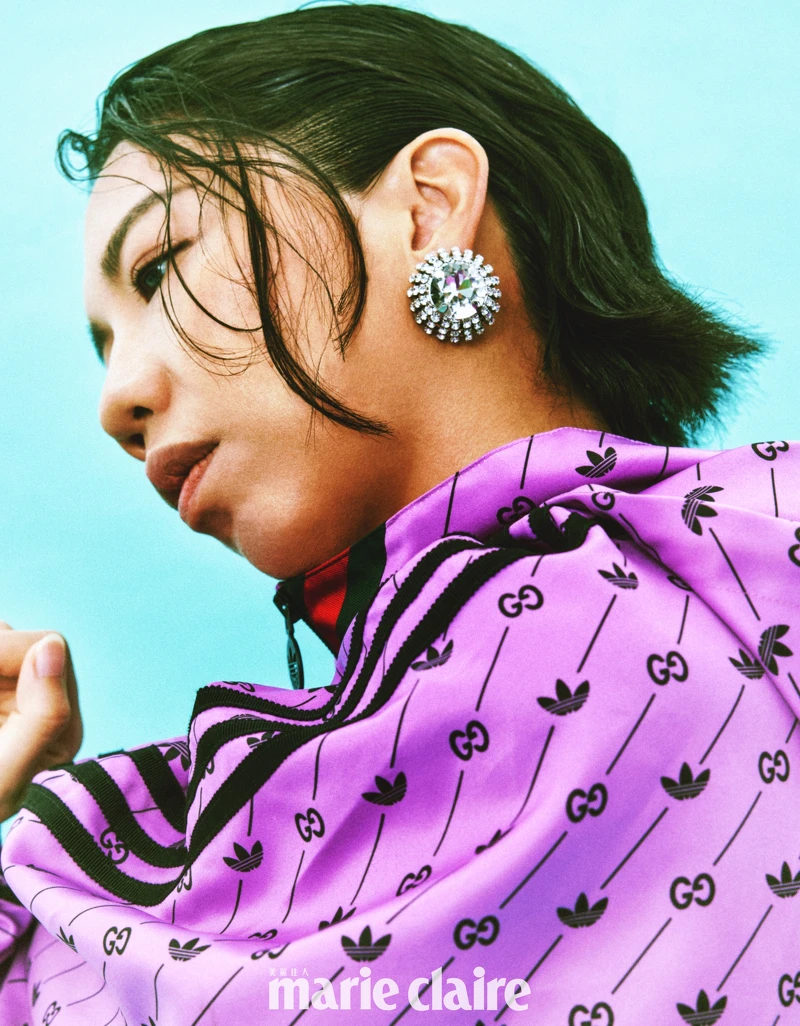 印花連帽外套,Gucci x adidas;耳環,Miu Miu。 印花連帽外套,Gucci x adidas;耳環,Miu Miu。