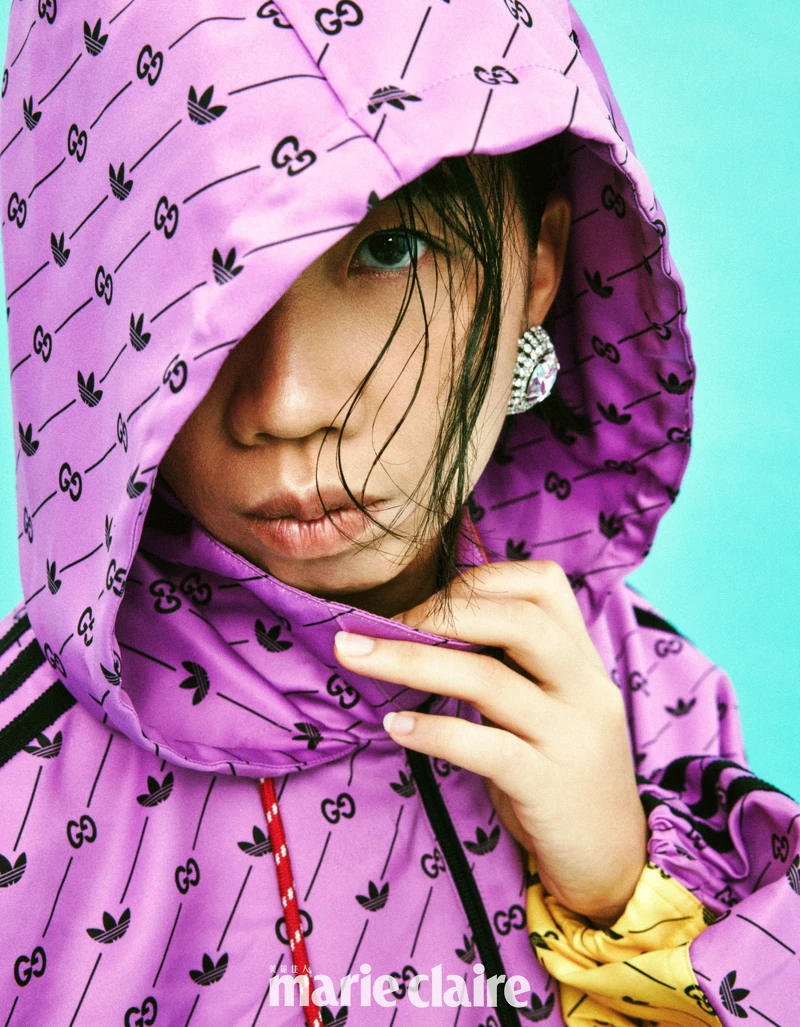 印花連帽外套,Gucci x adidas;耳環,Miu Miu。 印花連帽外套,Gucci x adidas;耳環,Miu Miu。