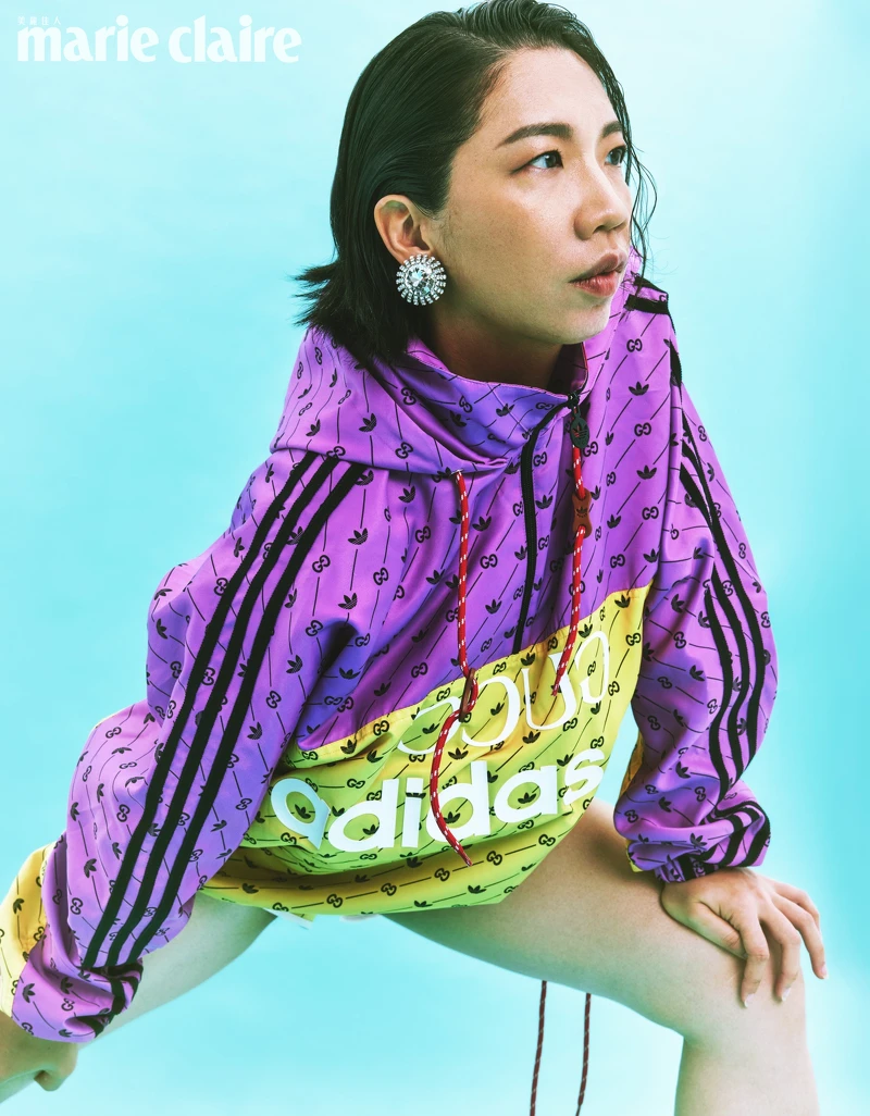印花連帽外套、印花短褲,both by Gucci x adidas;耳環,Miu Miu。 印花連帽外套、印花短褲,both by Gucci x adidas;耳環,Miu Miu。