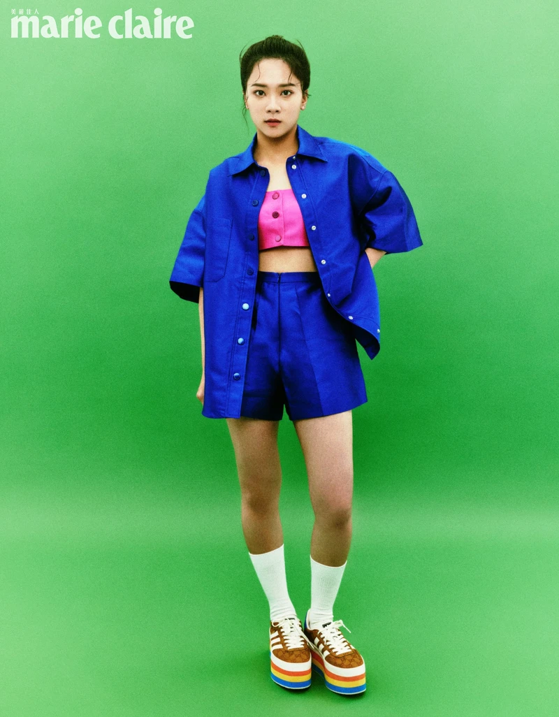 藍色襯衫式外套、粉紅色背心、藍色短褲,all by Sandro;高筒運動鞋,Gucci x adidas。 藍色襯衫式外套、粉紅色背心、藍色短褲,all by Sandro;高筒運動鞋,Gucci x adidas。