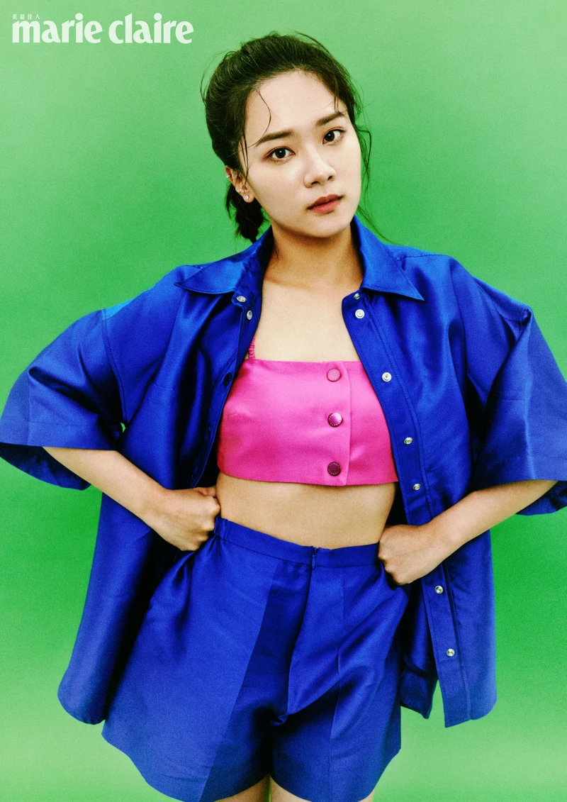 藍色襯衫式外套、粉紅色背心、藍色短褲,all by Sandro。 藍色襯衫式外套、粉紅色背心、藍色短褲,all by Sandro。