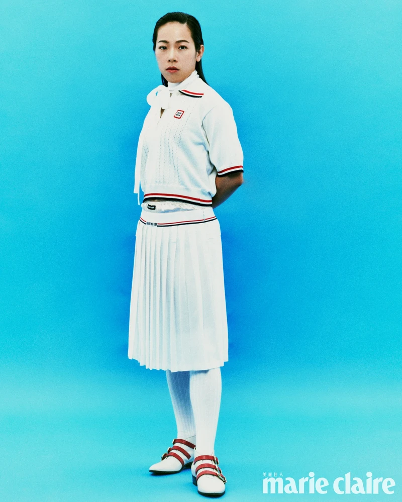 白色Polo衫、白色薄紗內搭、白色內搭褲、白色及膝裙、白色長襪,all by Miu Miu;白色皮靴,Gucci。 白色Polo衫、白色薄紗內搭、白色內搭褲、白色及膝裙、白色長襪,all by Miu Miu;白色皮靴,Gucci。