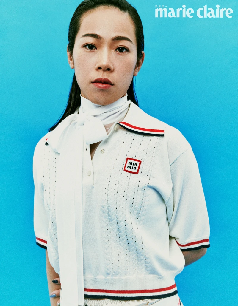 白色Polo衫、白色薄紗內搭、白色內搭褲、白色及膝裙,all by Miu Miu。 白色Polo衫、白色薄紗內搭、白色內搭褲、白色及膝裙,all by Miu Miu。