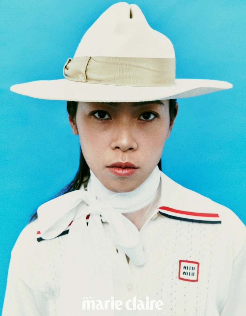 白色Polo衫、白色薄紗內搭,both by Miu Miu;米白色寬沿帽,Gucci。 白色Polo衫、白色薄紗內搭,both by Miu Miu;米白色寬沿帽,Gucci。