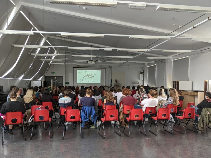 2021我的身份由學生轉變為了一位小職員,跟著新生,再次聆聽非常有意義的入學講座。 2021我的身份由學生轉變為了一位小職員,跟著新生,再次聆聽非常有意義的入學講座。