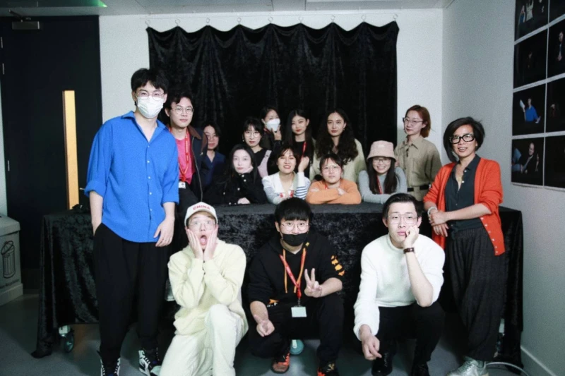 碩士班「全華人」小組與老師的期末合照。 碩士班「全華人」小組與老師的期末合照。