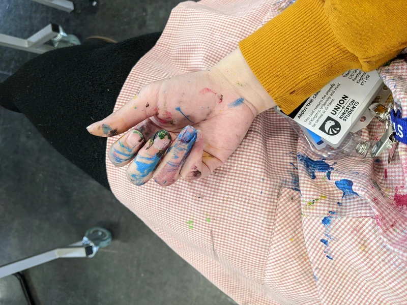 創作過後,我沾滿顏料的手。 創作過後,我沾滿顏料的手。