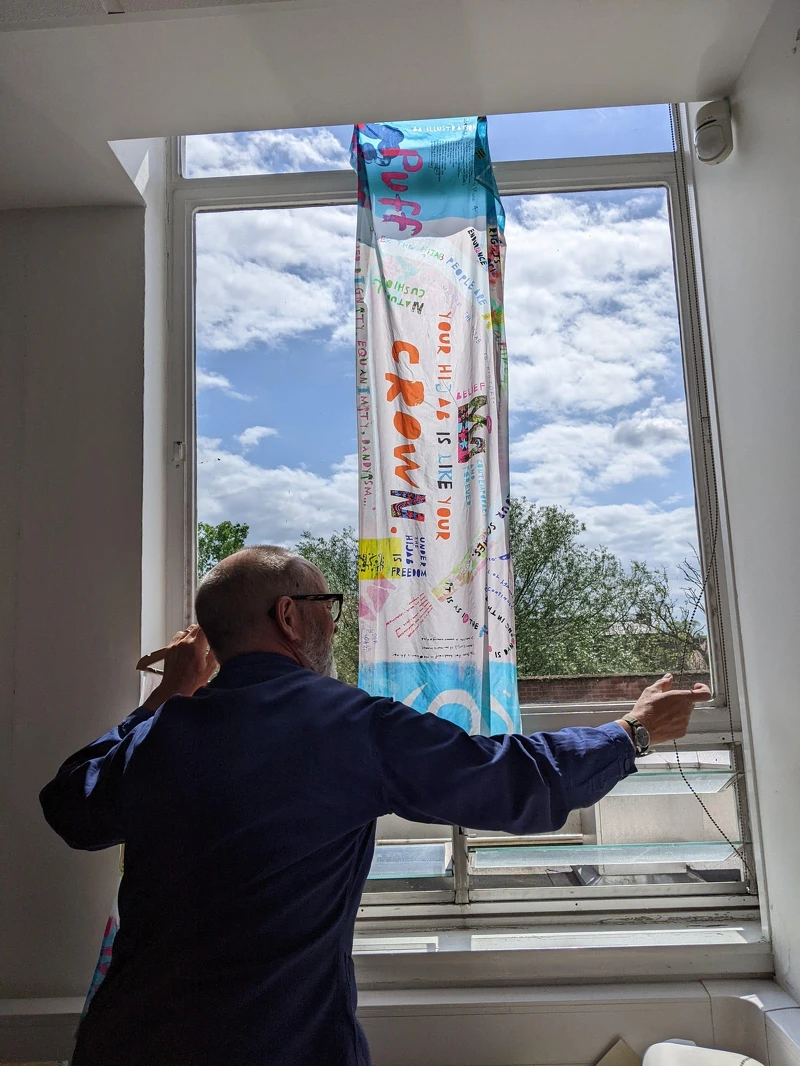 綢緞布料數位印刷後,需要手洗晾乾,之後熨平。 綢緞布料數位印刷後,需要手洗晾乾,之後熨平。