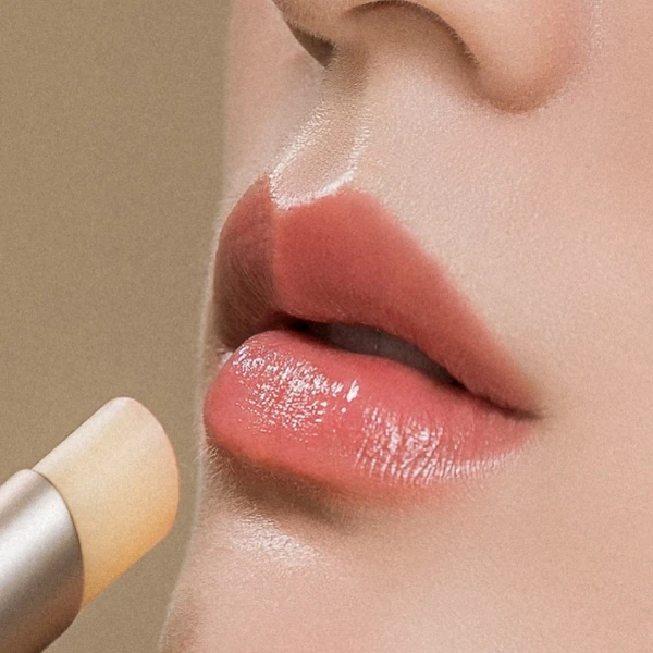 FreshO2 X珍藏故宮郎世寧系列夏荷出水感應換色唇棒質地示範。 FreshO2 X珍藏故宮郎世寧系列夏荷出水感應換色唇棒質地示範。