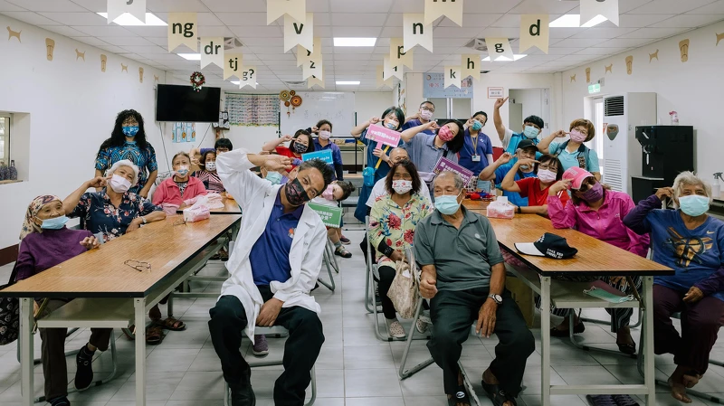 ▲▼徐超斌醫師猶如部落偶像，黃姵嘉受感動哽咽。（圖 / 桂田文化藝術基金會提供）