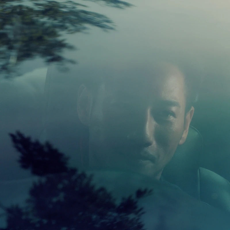 周孝安在MV裡化身一位載客司機,接送形形色色的乘客 周孝安在MV裡化身一位載客司機,接送形形色色的乘客