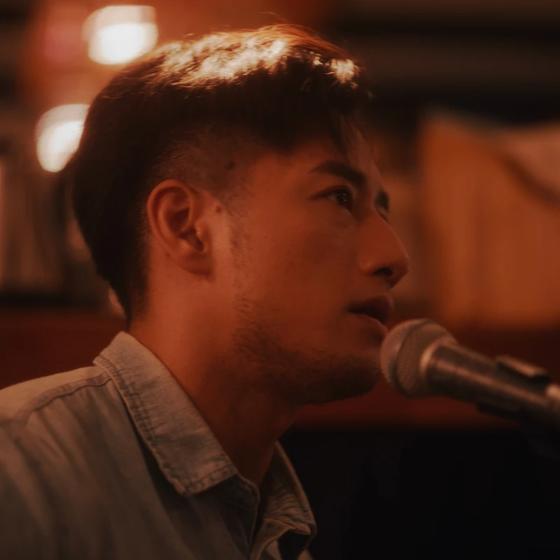 周孝安拍攝黃玠MV,剛好也是他的樂迷,還在鏡頭前大秀吉他 周孝安拍攝黃玠MV,剛好也是他的樂迷,還在鏡頭前大秀吉他