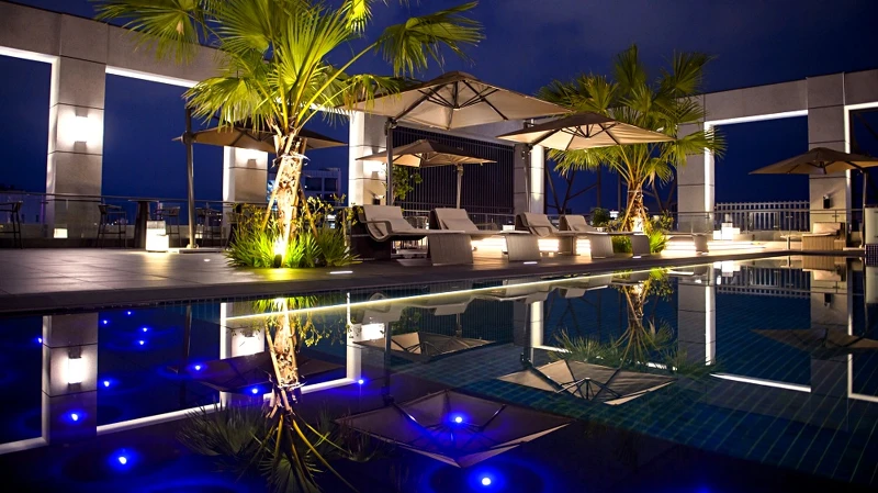 空中花園泳池晚上點燈別有一番風情