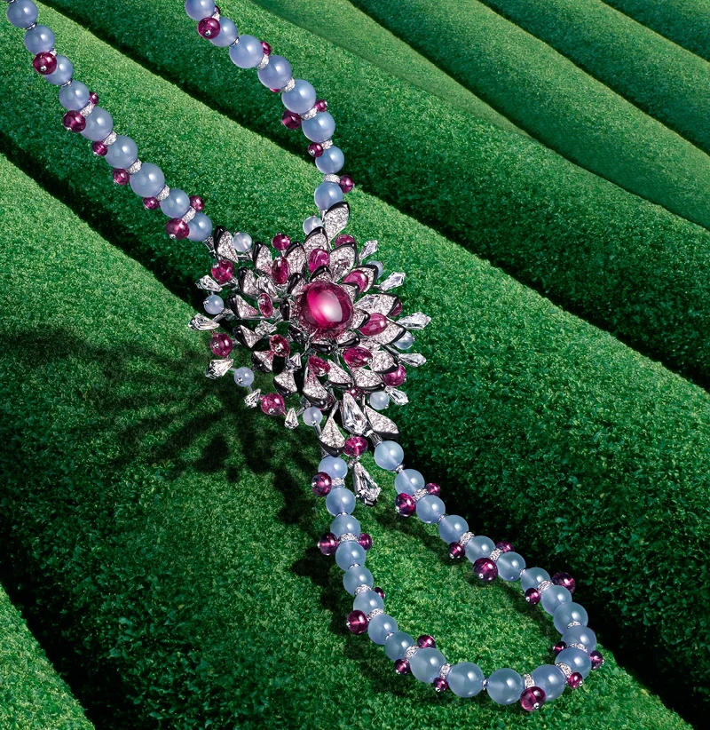 NOUCHALI項鍊，白K金，一顆重10.61克拉的凸圓形切割紅碧璽，6顆共重3.45克拉的鳶形鑽石，玉髓及紅碧璽圓珠，真漆，圓形明亮式切割鑽石。