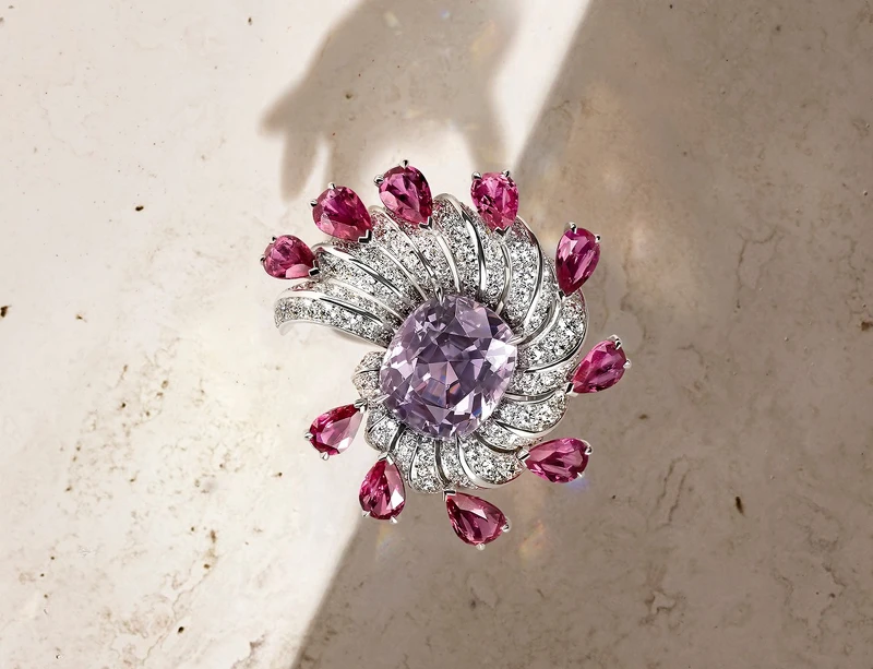 AMODEA戒指，鉑金，一顆重8.33克拉的枕形紫色尖晶石，梨形紅寶石，圓形明亮式切割鑽石。