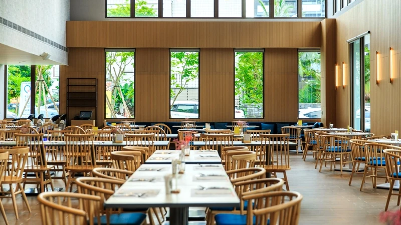 Rick's餐廳用大片窗設計引入自然採光 Rick's餐廳用大片窗設計引入自然採光