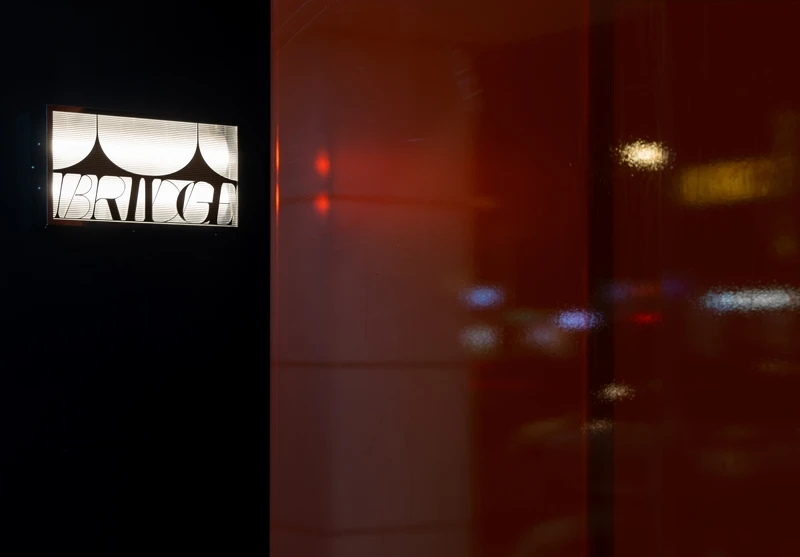 幽暗的紅色光線暗示著裡頭有些許不一樣的空間。