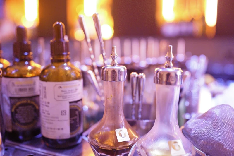 坐在吧檯前能一覽調酒師的調酒過程。