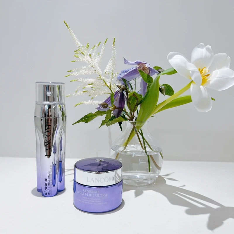 蘭蔻超緊顏白金系列新推出的「三管精華」超緊顏抗痕亮采三效精華,與同系列的「青春霜」超緊顏白金淡斑霜。 蘭蔻超緊顏白金系列新推出的「三管精華」超緊顏抗痕亮采三效精華,與同系列的「青春霜」超緊顏白金淡斑霜。