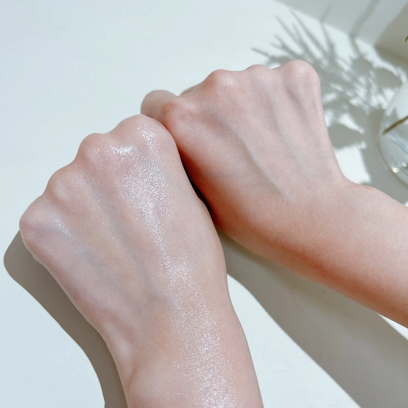 蘭蔻超緊顏抗痕亮采三效精華使用後(左),可以看出質地潤澤。 蘭蔻超緊顏抗痕亮采三效精華使用後(左),可以看出質地潤澤。