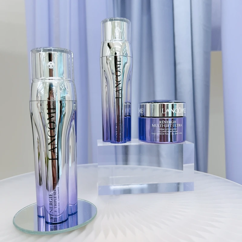 蘭蔻超緊顏白金系列新推出的「三管精華」超緊顏抗痕亮采三效精華,與同系列的「青春霜」超緊顏白金淡斑霜。 蘭蔻超緊顏白金系列新推出的「三管精華」超緊顏抗痕亮采三效精華,與同系列的「青春霜」超緊顏白金淡斑霜。