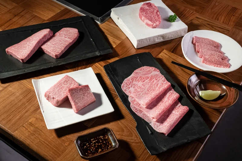 安達窯、傑作陶藝、大腕燒肉專門店與陶藝設計師吳偉丞聯手合作。 安達窯、傑作陶藝、大腕燒肉專門店與陶藝設計師吳偉丞聯手合作。