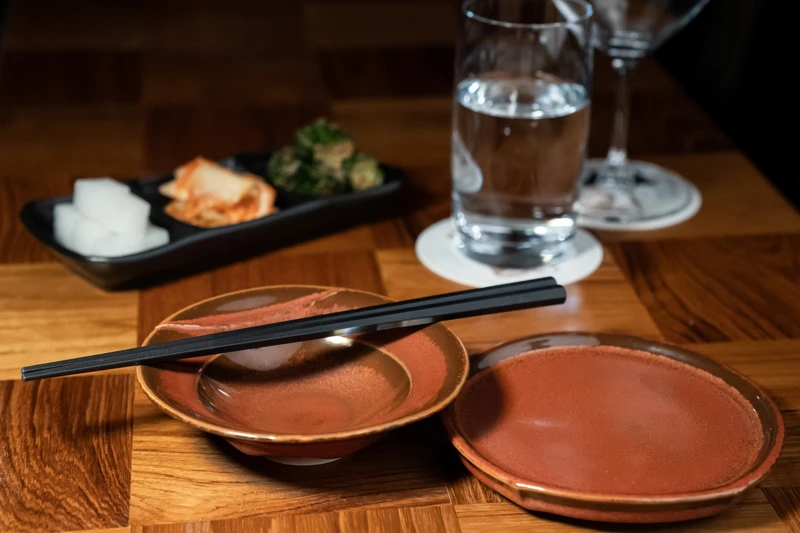 食器皆以紅、黑、白等沈穩大器的單色釉彩呈現。 食器皆以紅、黑、白等沈穩大器的單色釉彩呈現。