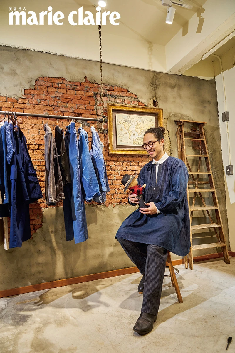 王心偉身上的服裝粗估約百年歷史。（攝影／蔡孝如）