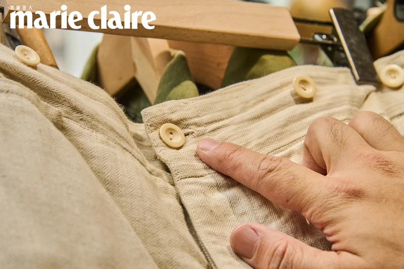 老件上的人字紋、鈕扣等設計細節，也成為王心偉的創作靈感。（攝影／蔡孝如）