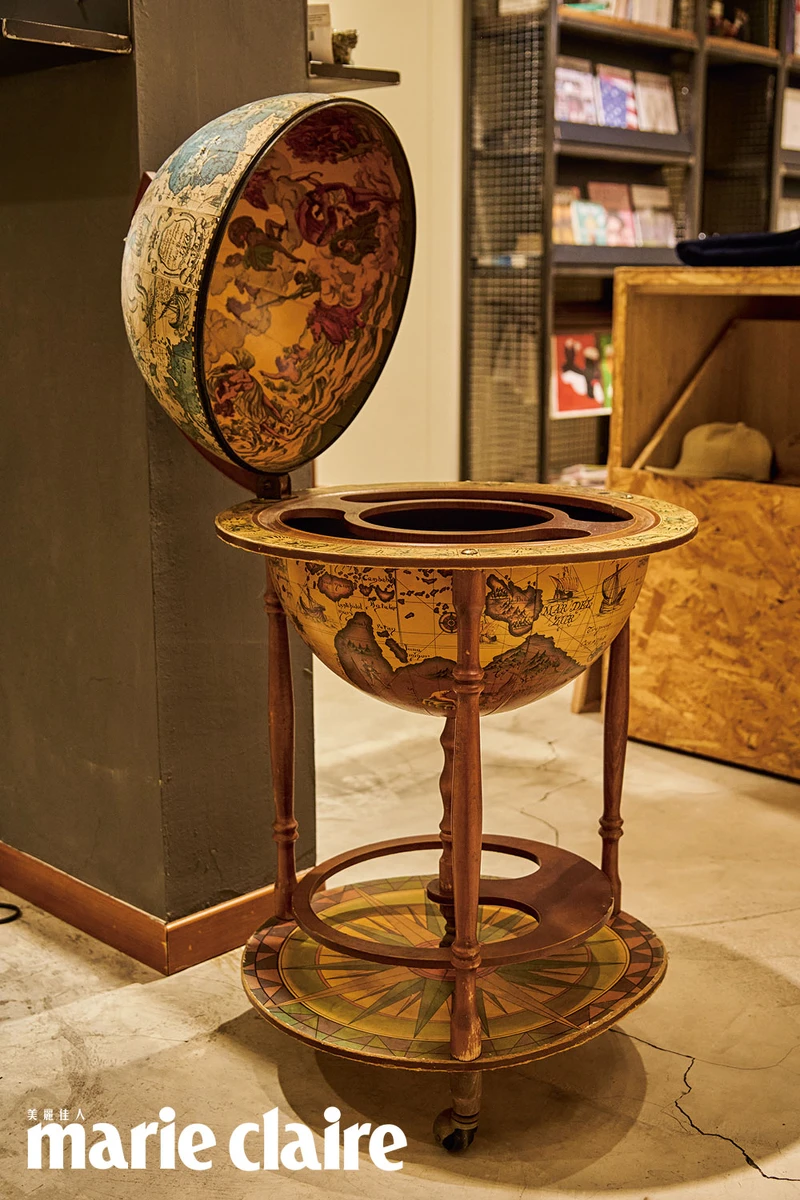 王心偉的藏品中，有個造型特殊的酒櫃。（攝影／蔡孝如）