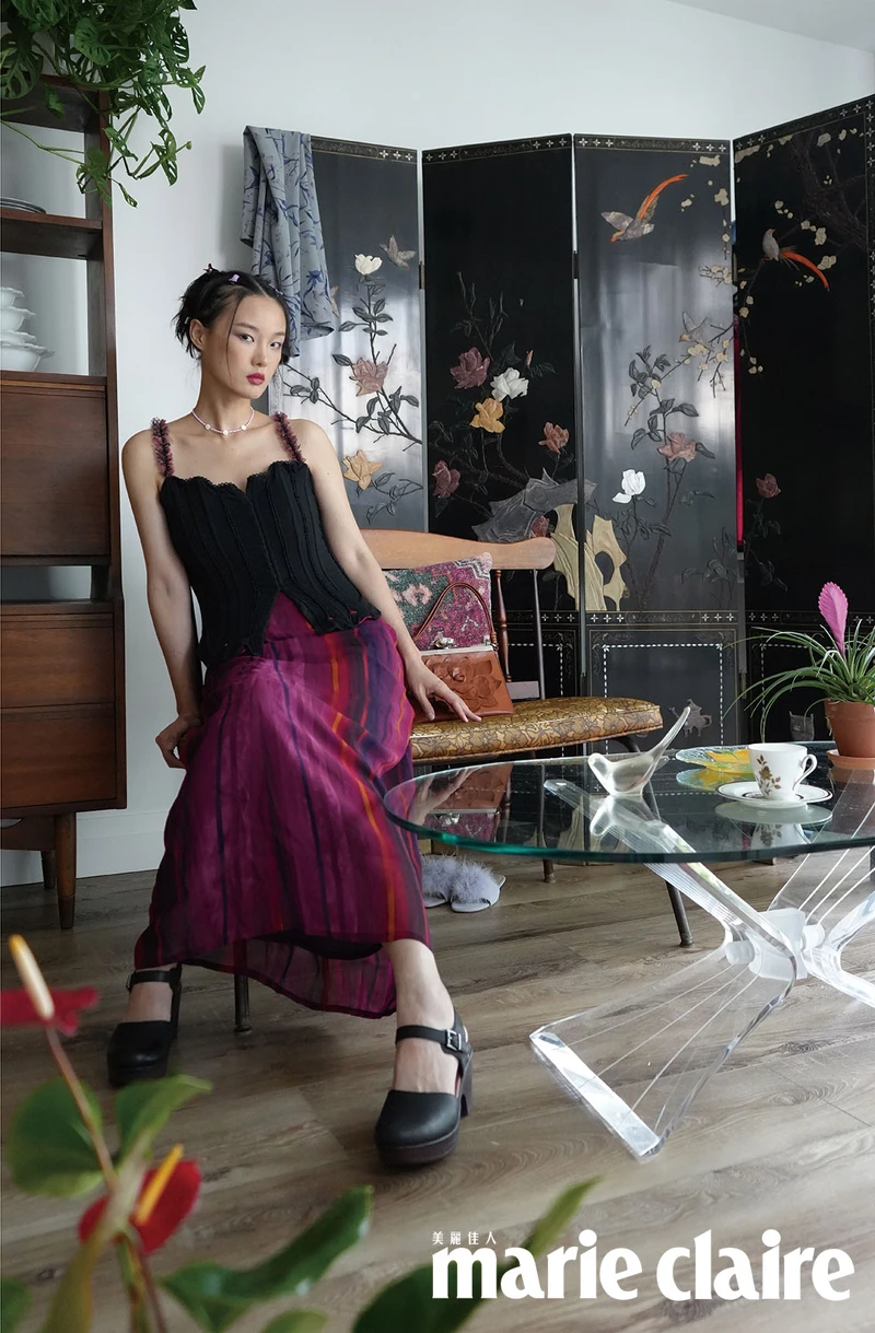 唐熒霜紐約家中有許多藏品。屏風，Otto’s Vintage、1980年代透明蝴蝶桌腳咖啡桌，lilyValley vintage、上衣，loveday31 Vintage、裙子，Bedford Vintage、Vintage Valentino手包，私人物品、櫃子，Bedford Galleries。（攝影／E.L. Photo）