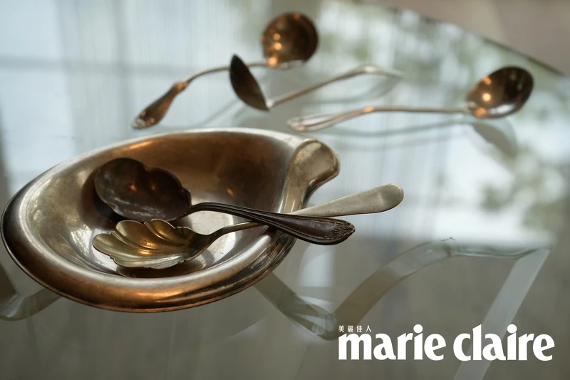 收集老件湯匙是唐熒霜的愛好，挖寶時都黑黑髒髒的，清理拋光後還原動人光澤。百年銀湯匙、盤子，私人物品，購自假日跳蚤市集。（攝影／E.L. Photo）