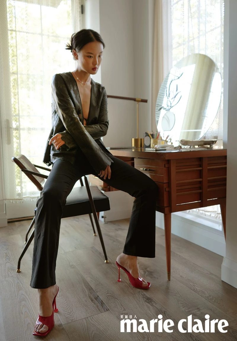 唐熒霜家中有不少放置老件藏品的溫馨角落。上衣，Loveday 31 Vintage。（攝影／E.L. Photo）