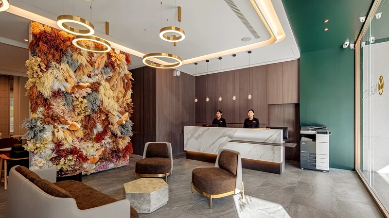 大廳的繽紛花牆很吸睛 大廳的繽紛花牆很吸睛