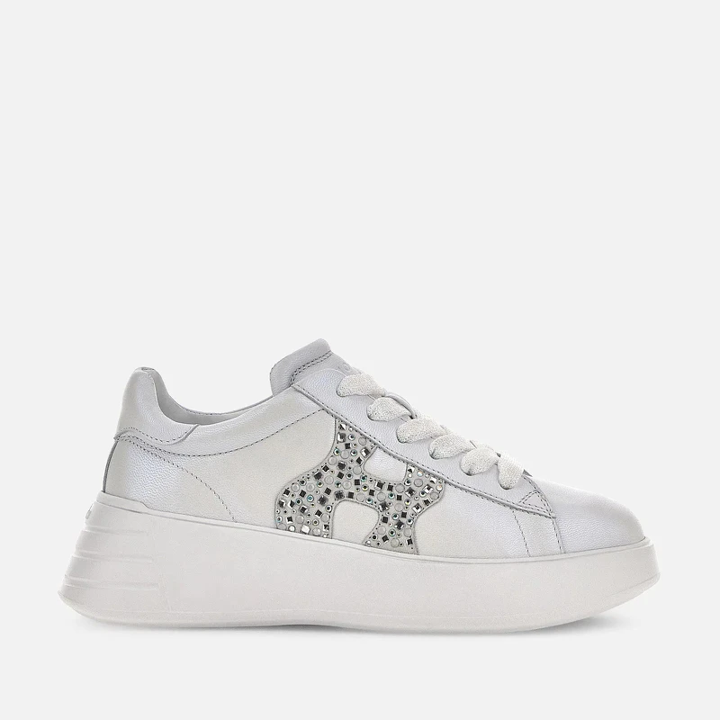 Rebel 白色鑽飾皮革休閒鞋,NT22,000。 Rebel 白色鑽飾皮革休閒鞋,NT22,000。