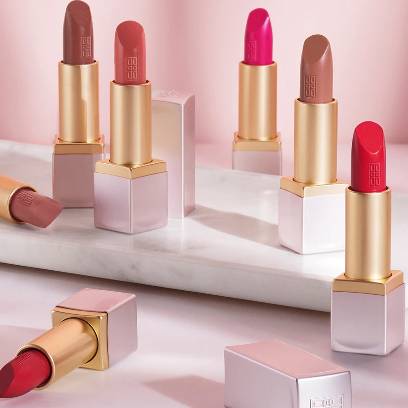 伊麗莎白雅頓完美無瑕唇膏包裝採用霧面金屬鑲金邊,唇膏散發淡淡香草味,打造奢華優雅的好氣色。 伊麗莎白雅頓完美無瑕唇膏包裝採用霧面金屬鑲金邊,唇膏散發淡淡香草味,打造奢華優雅的好氣色。