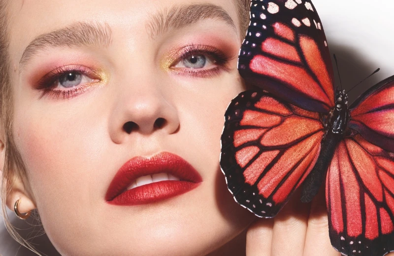 嬌蘭2022紅寶之吻高訂金燦絲絨唇膏主視覺。 嬌蘭2022紅寶之吻高訂金燦絲絨唇膏主視覺。