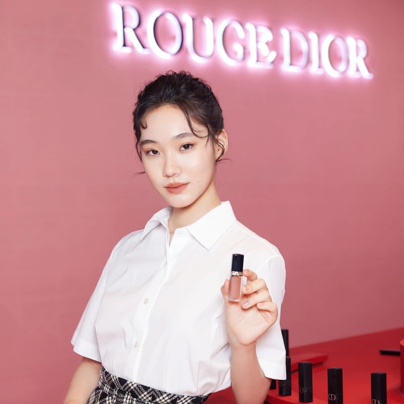 仙氣擔當 Lily許韶恩以迪奧超完美持久唇露#637展現粉霧唇妝感。